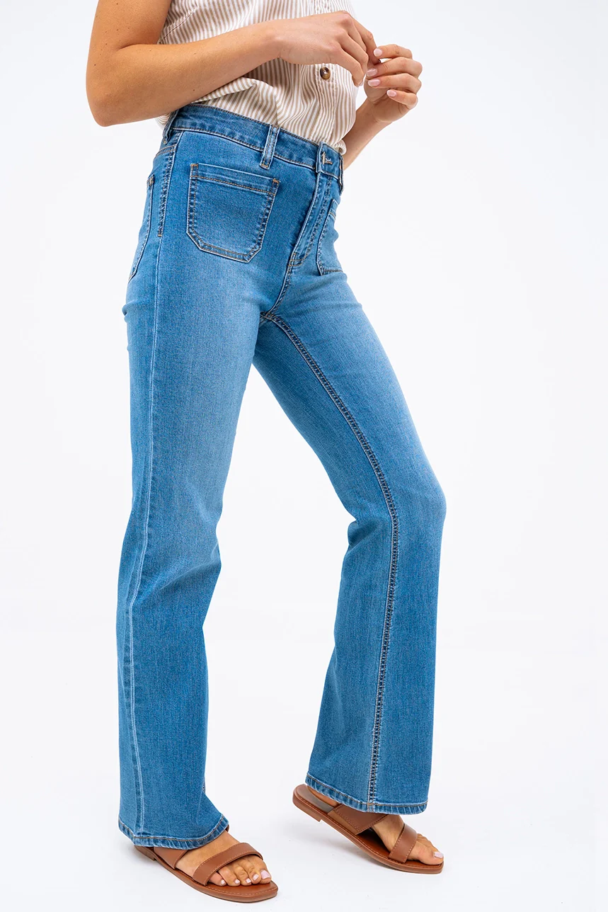 Le jeans bleu semi-évasé | Modèle Estelle - Image 2