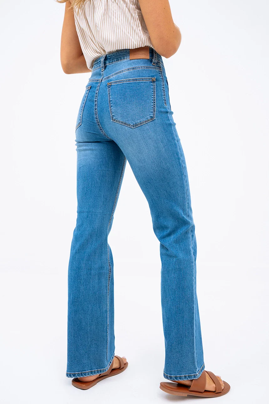 Le jeans bleu semi-évasé | Modèle Estelle - Image 4
