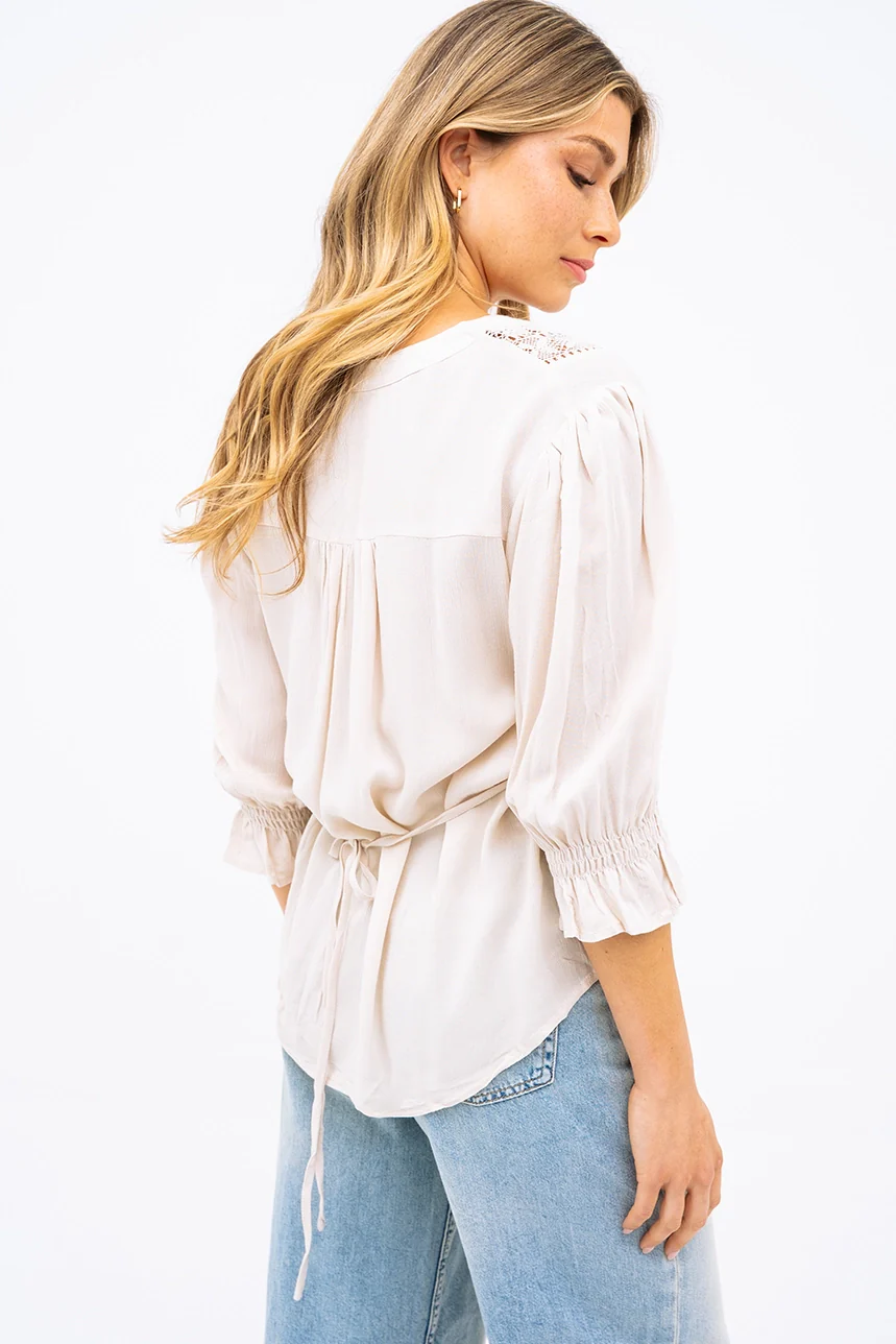 La blouse légère avec dentelle en tricot - Image 8
