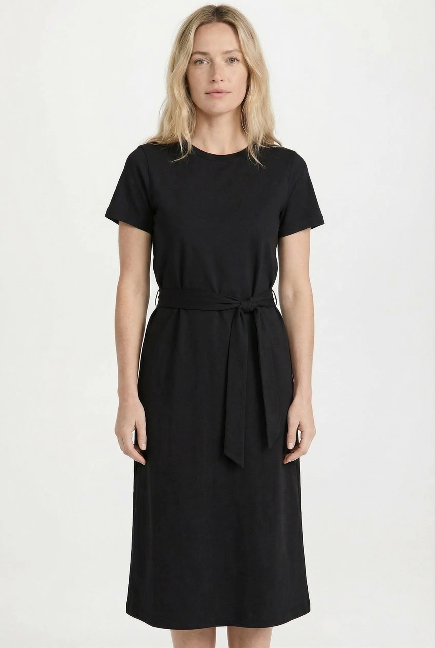 La robe t-shirt midi avec ceinture à nouer