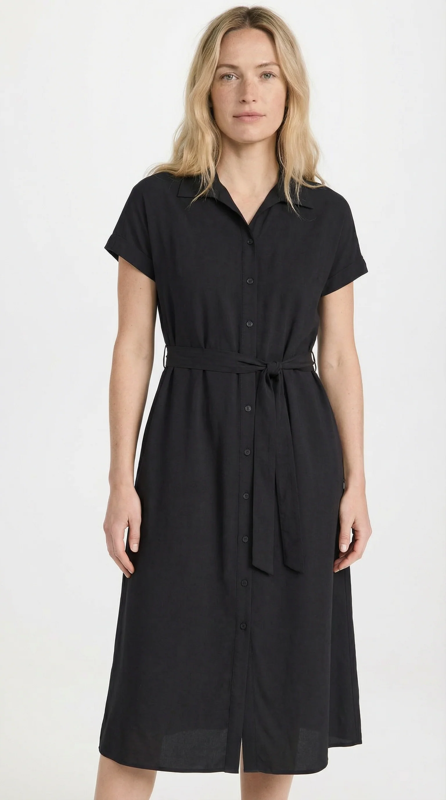 La robe chemise midi ceinturée