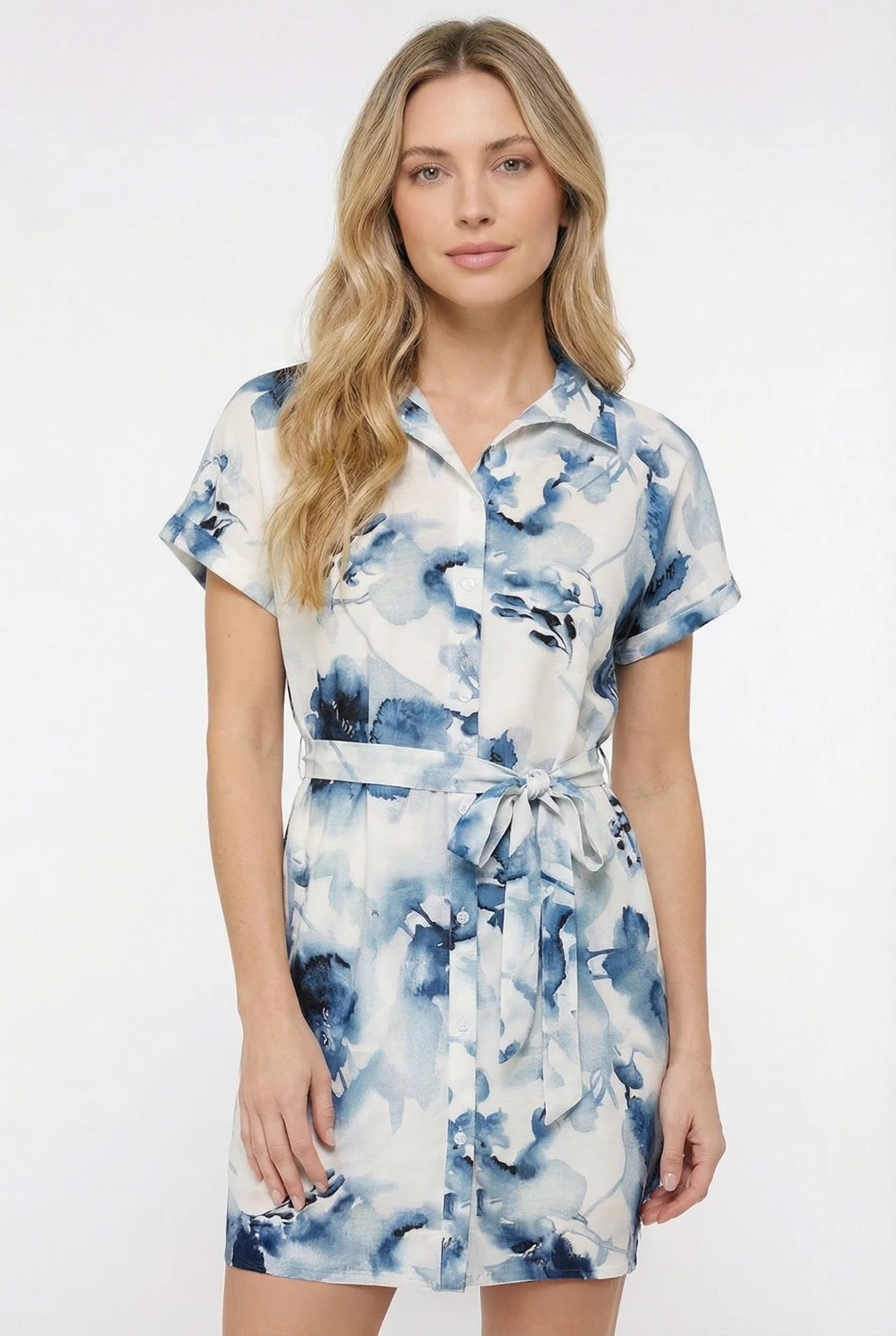 La robe fleurie blanche et bleu