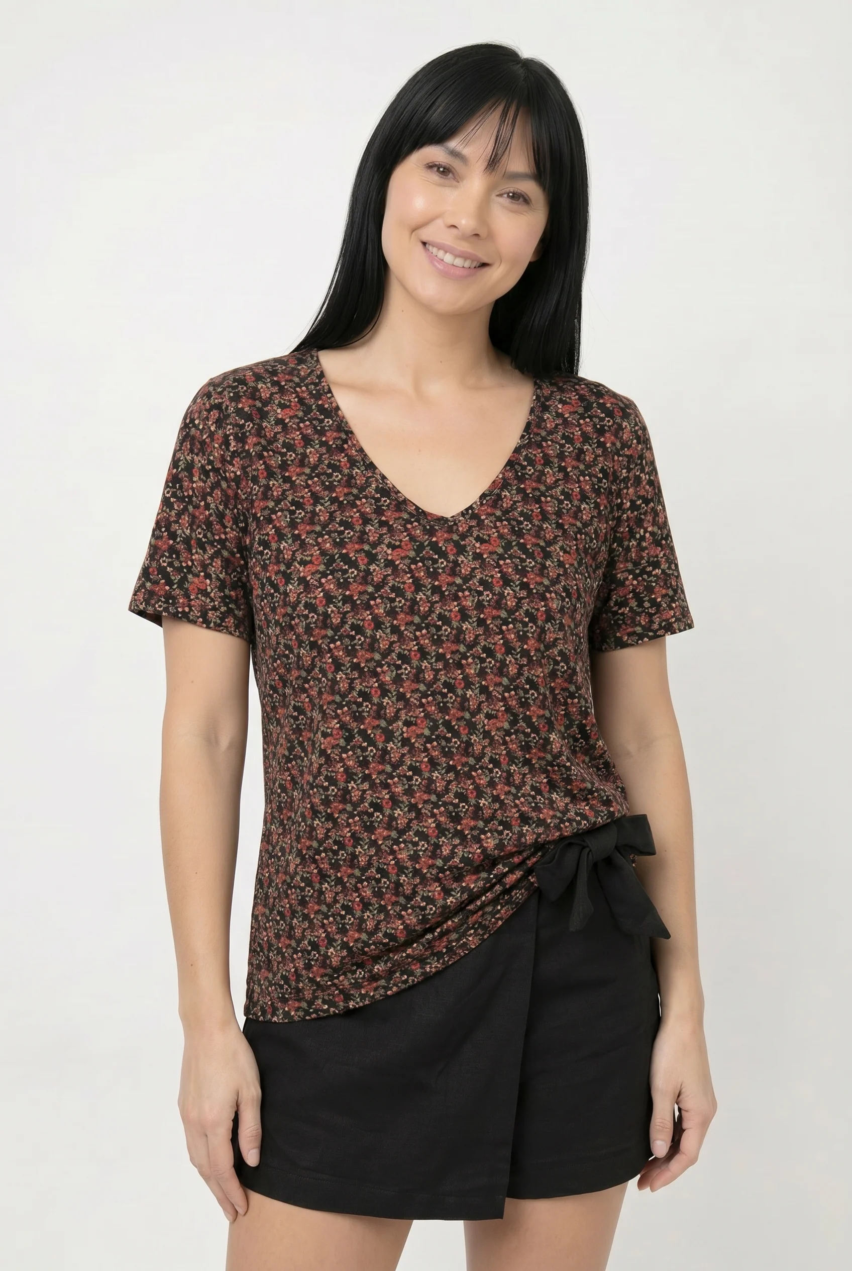 Le t-shirt col en V fleuri