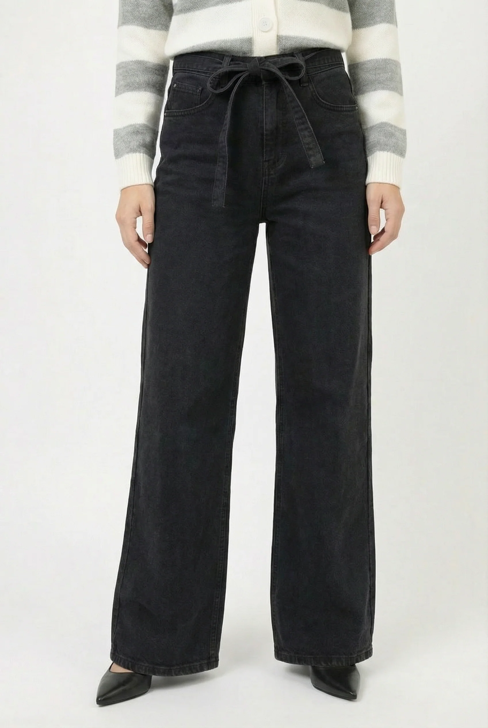Le jean large taille haute avec ceinture à nouer