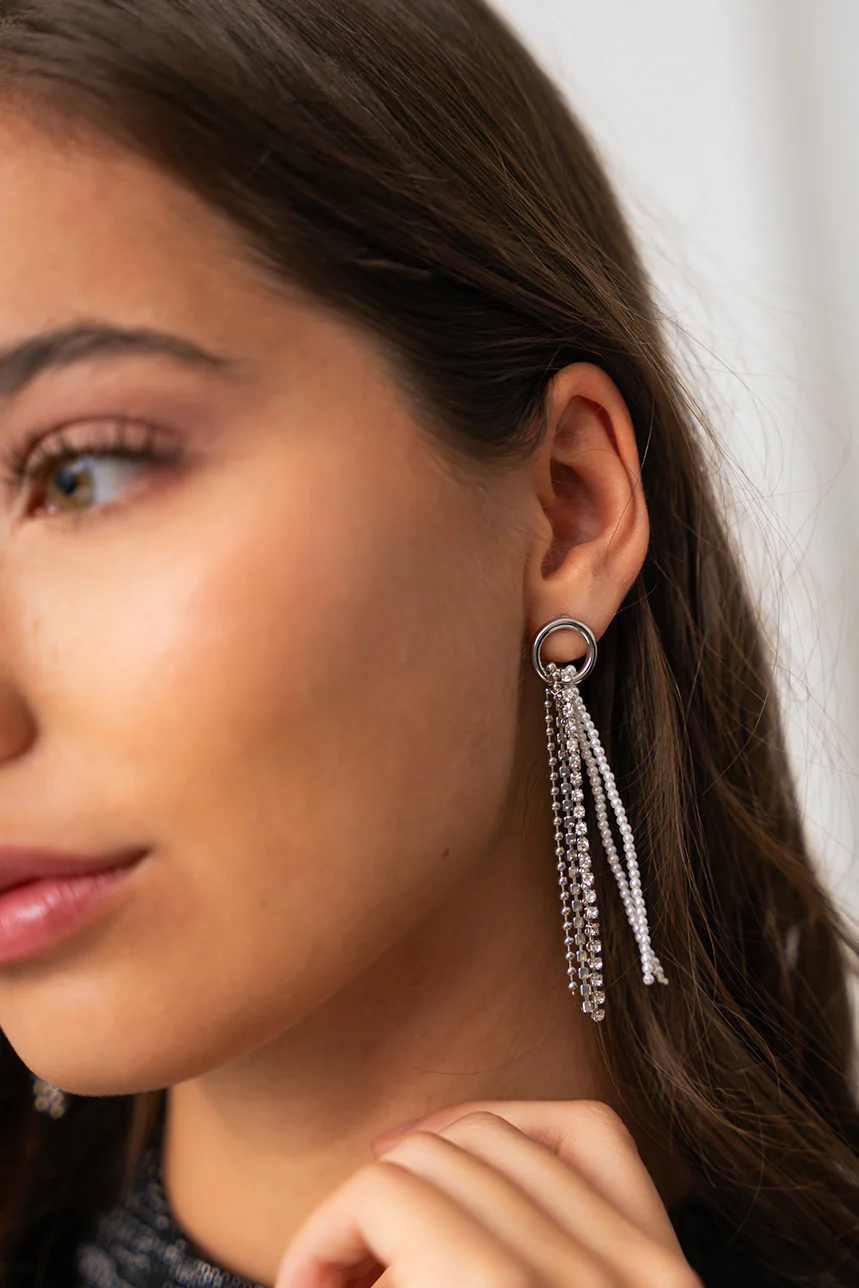 Les boucles d’oreilles chaînes et perles