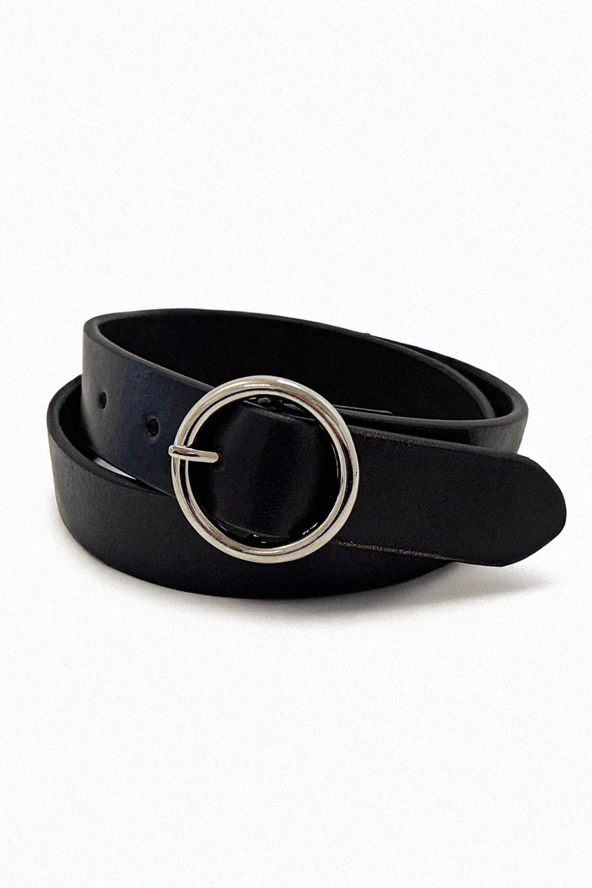 La ceinture en cuir classique avec boucle ronde pleine