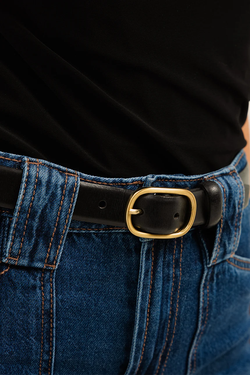 La ceinture mince en cuir avec boucle pleine arrondie - Image 2