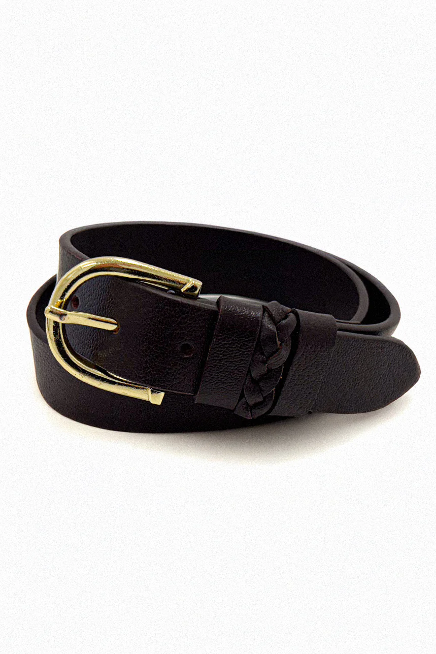 La ceinture en cuir avec un passant tressé