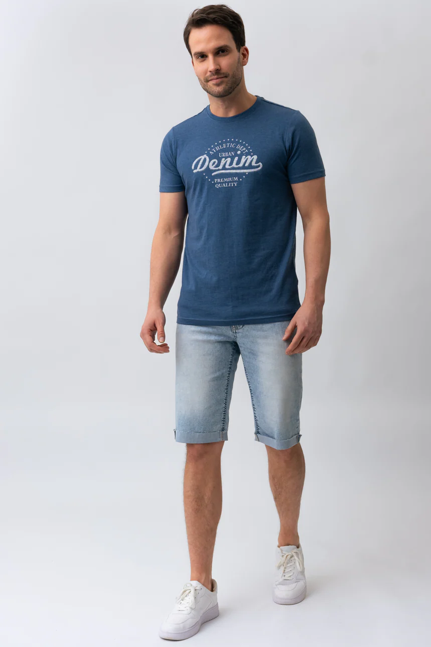 Le bermuda en denim bordure roulée