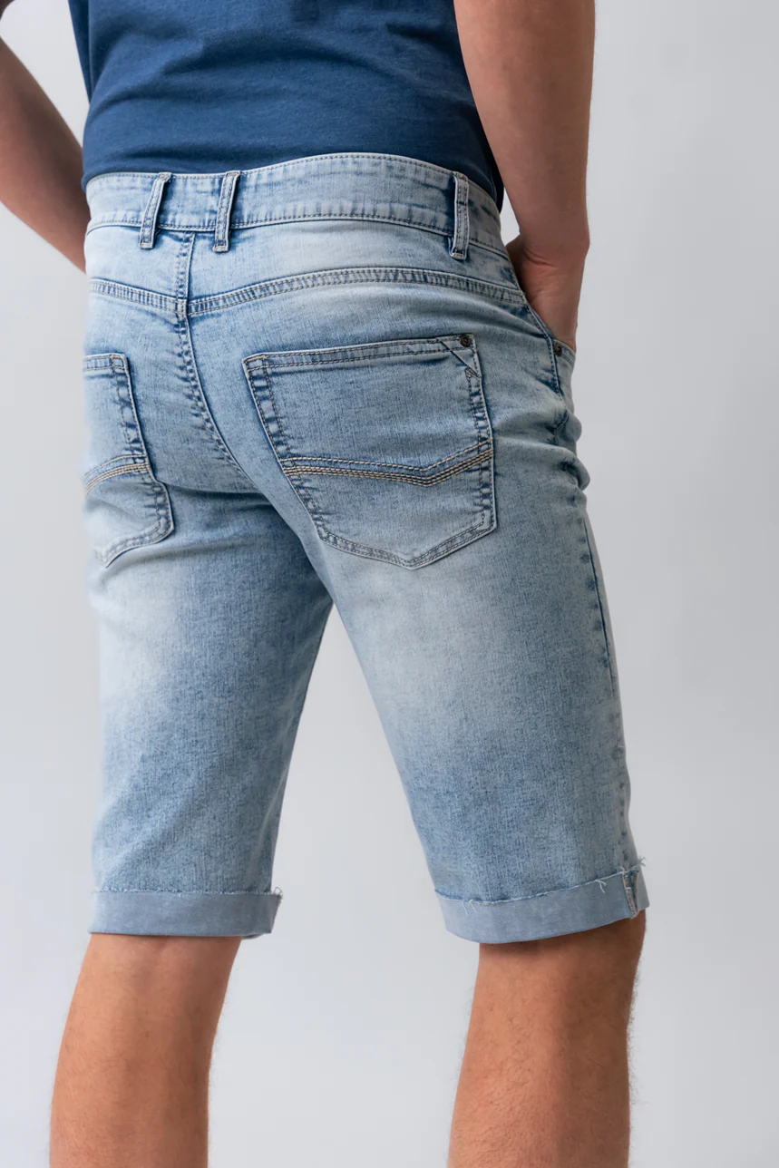 Le bermuda en denim bordure roulée - Image 3