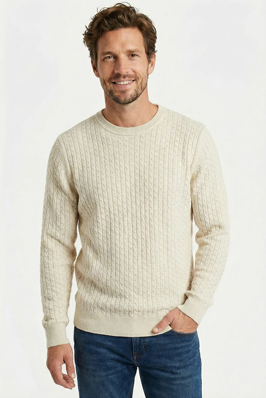 Le chandail en tricot à motif torsadé