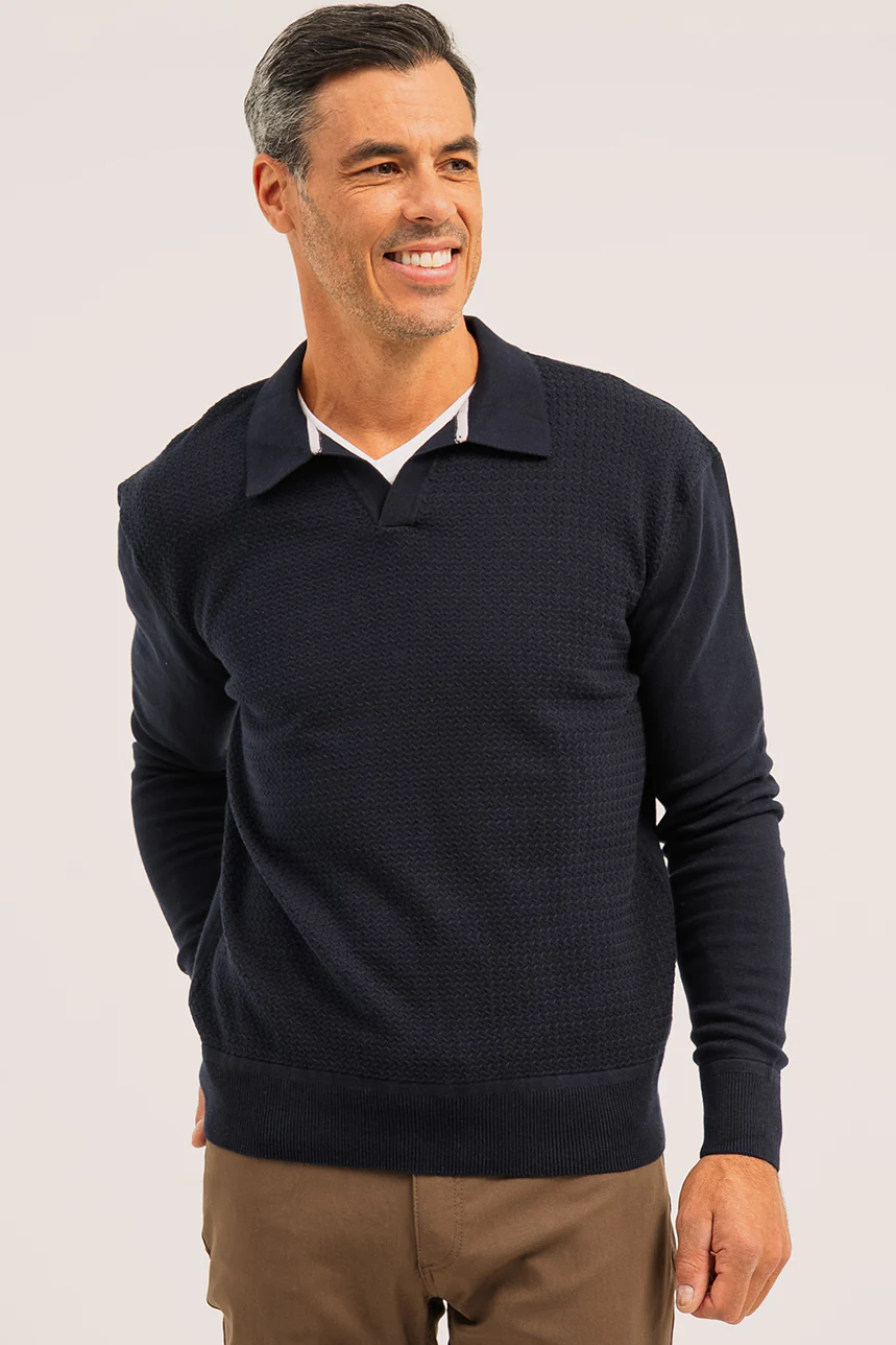 Le polo en tricot à manches longues