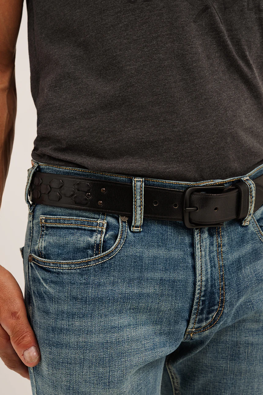La ceinture avec tressage en cuir