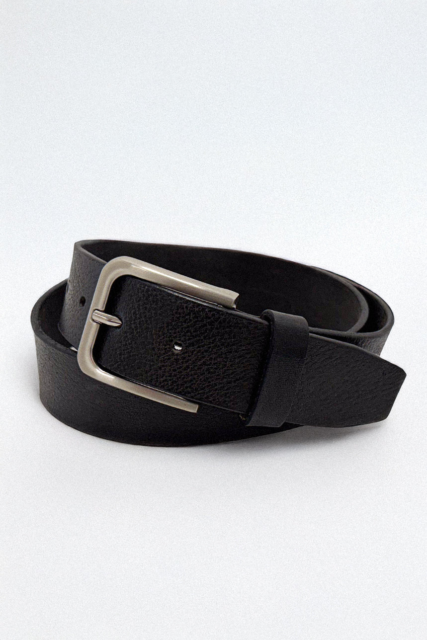 La ceinture classique en cuir avec boucle argent