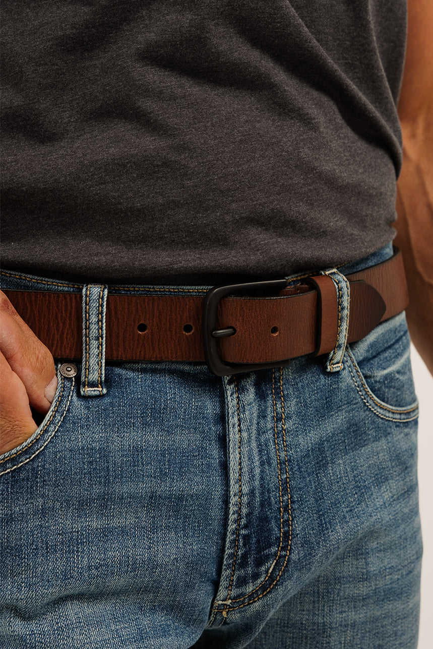 La ceinture classique en cuir avec boucle noire