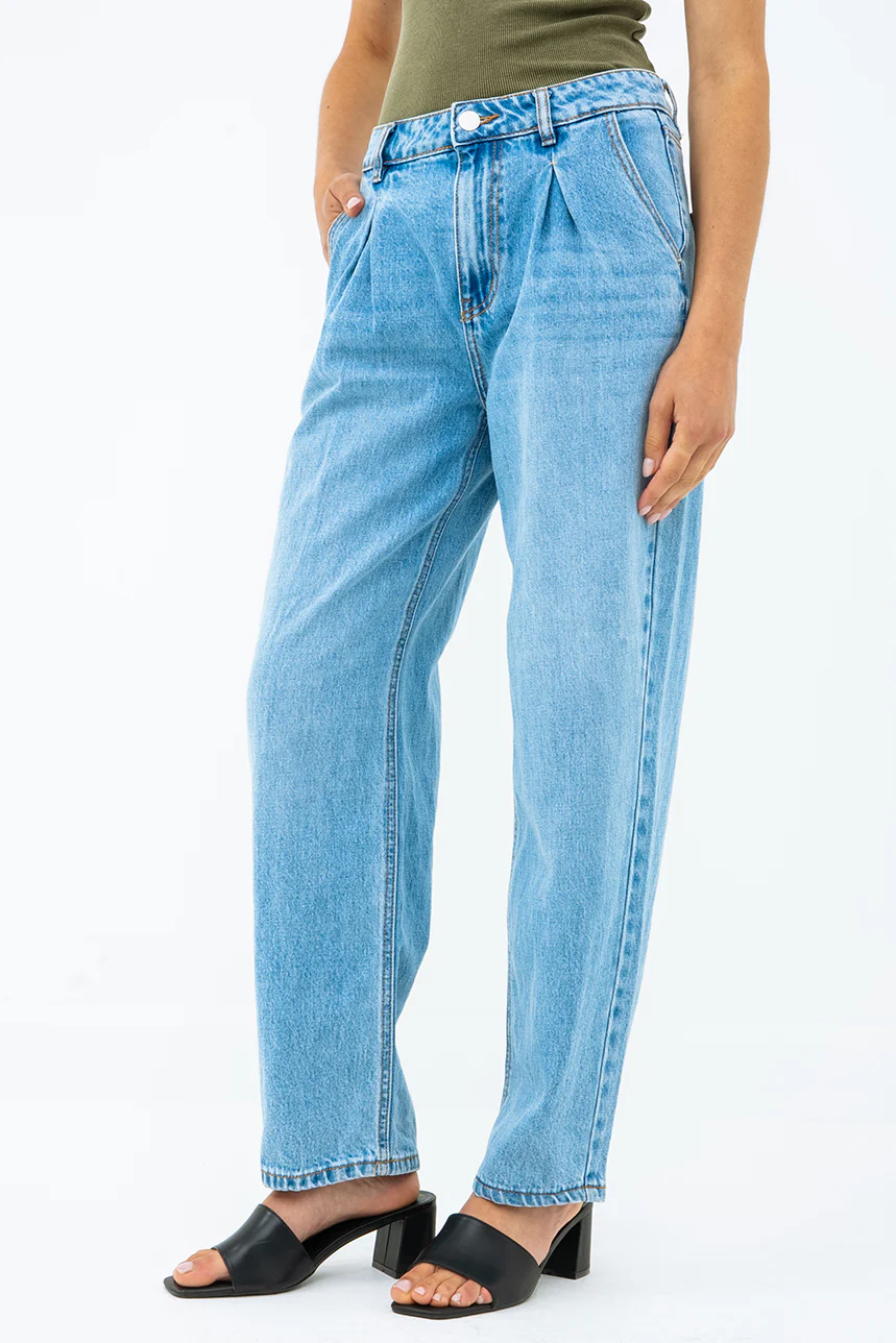 Le jeans délavé coupe barrel par Vero Moda
