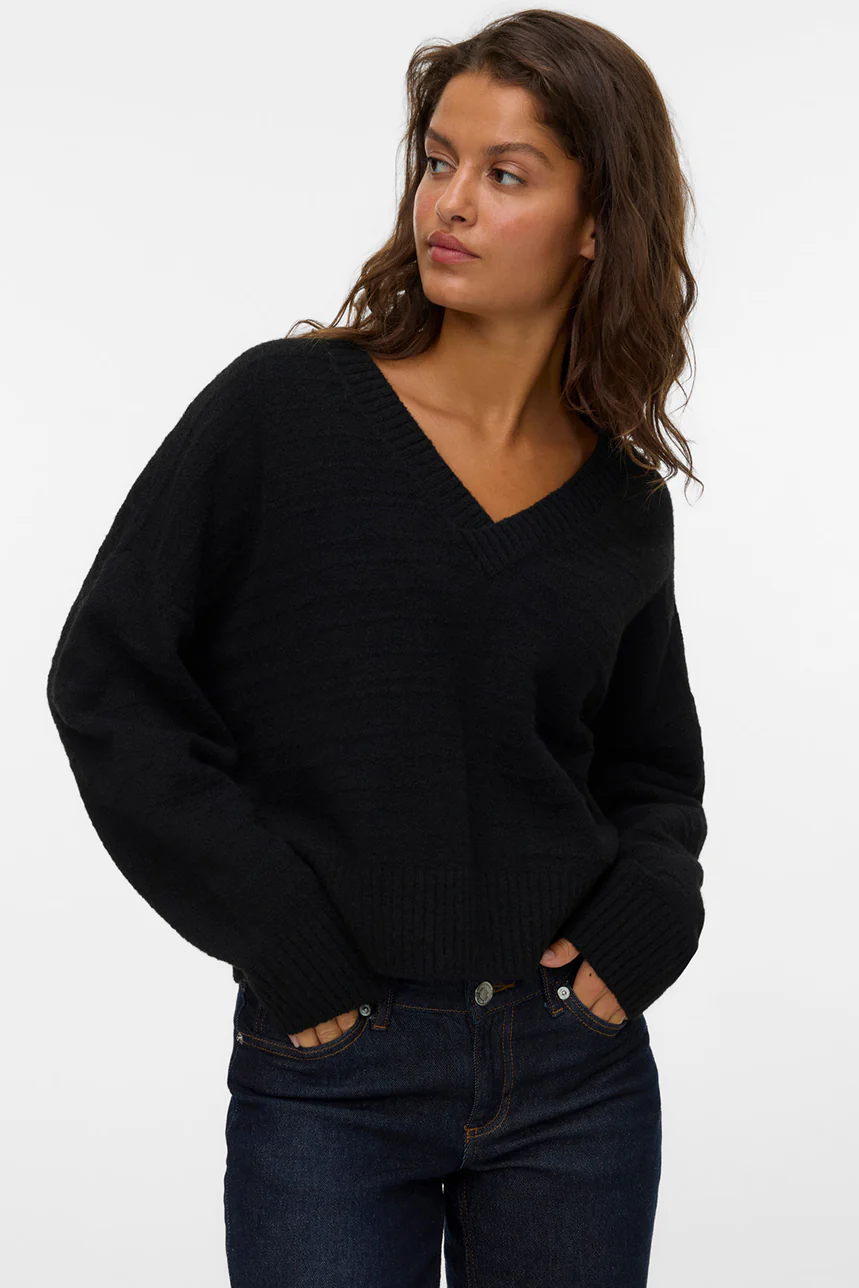 Le chandail en tricot noir col en V