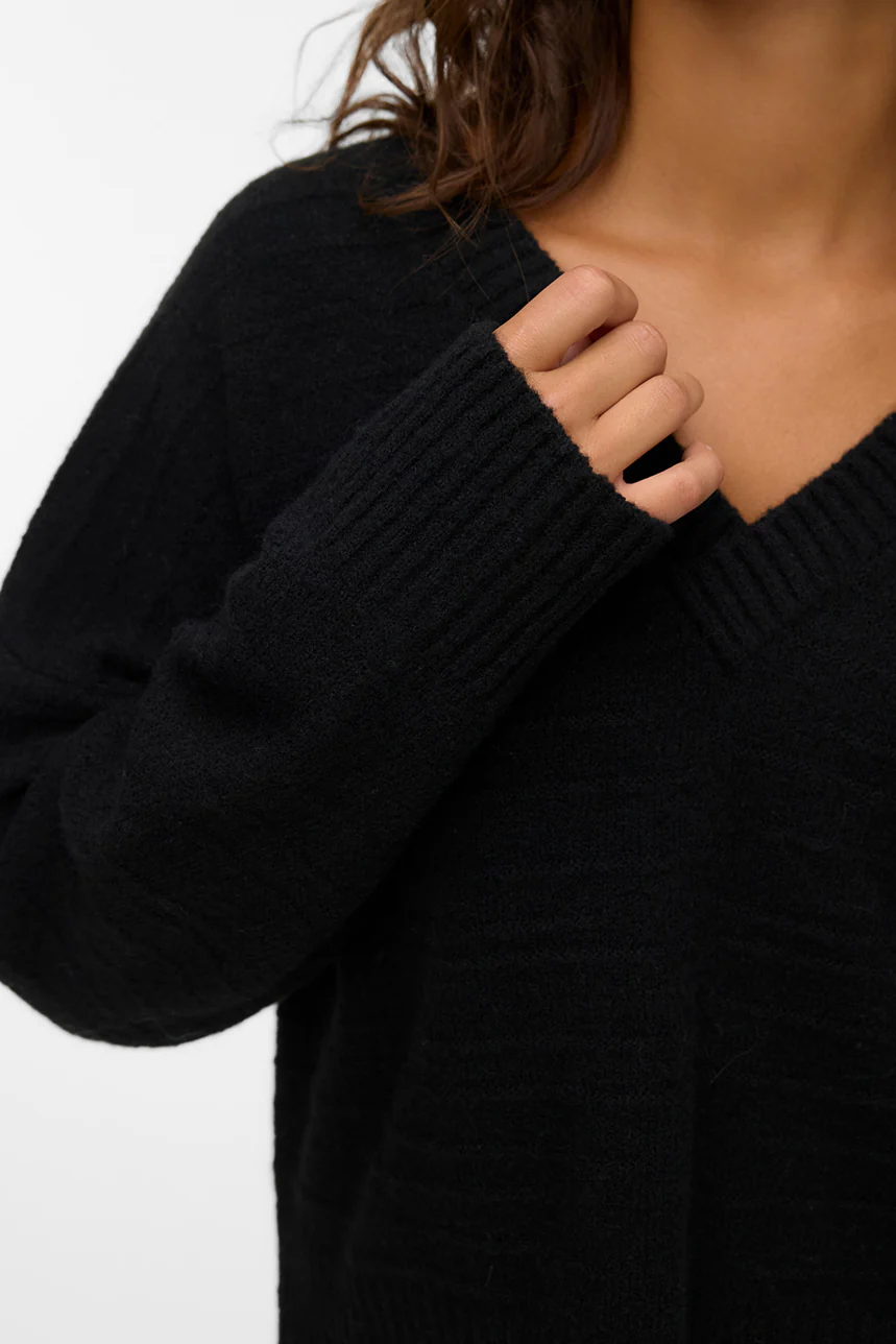 Le chandail en tricot noir col en V - Image 2