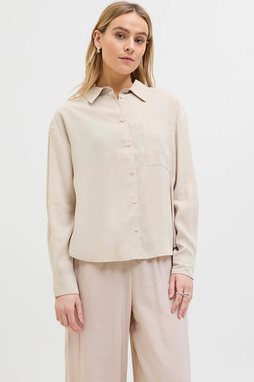 La chemise douce à manches longues
