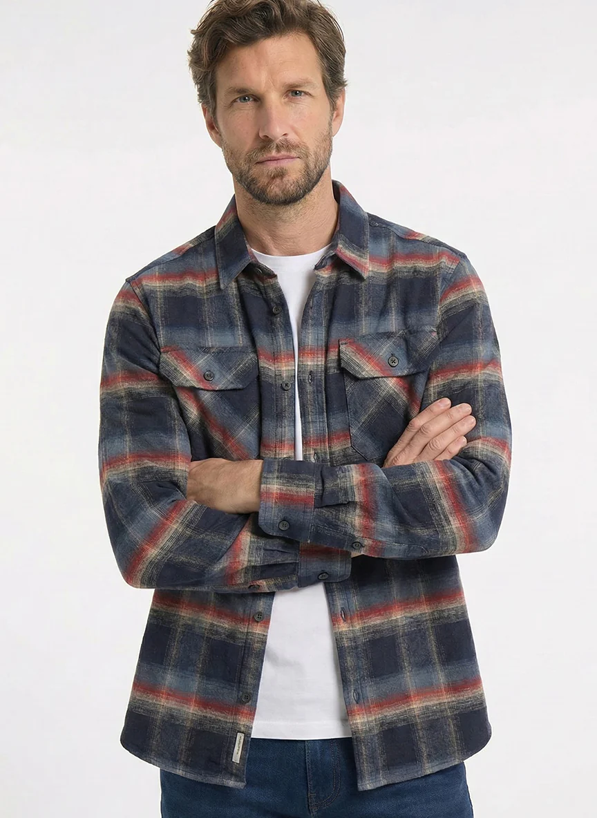 La chemise à carreaux en flanelle marine et rouge