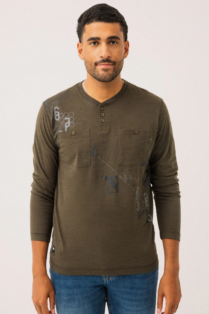 Le chandail avec encolure Henley 3 boutons imprimé à l’avant par Projek Raw