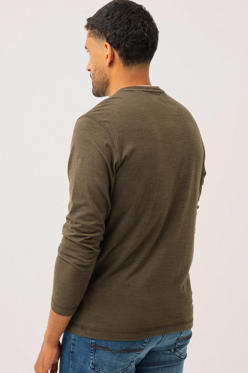 Le chandail avec encolure Henley 3 boutons imprimé à l’avant par Projek Raw - Image 4