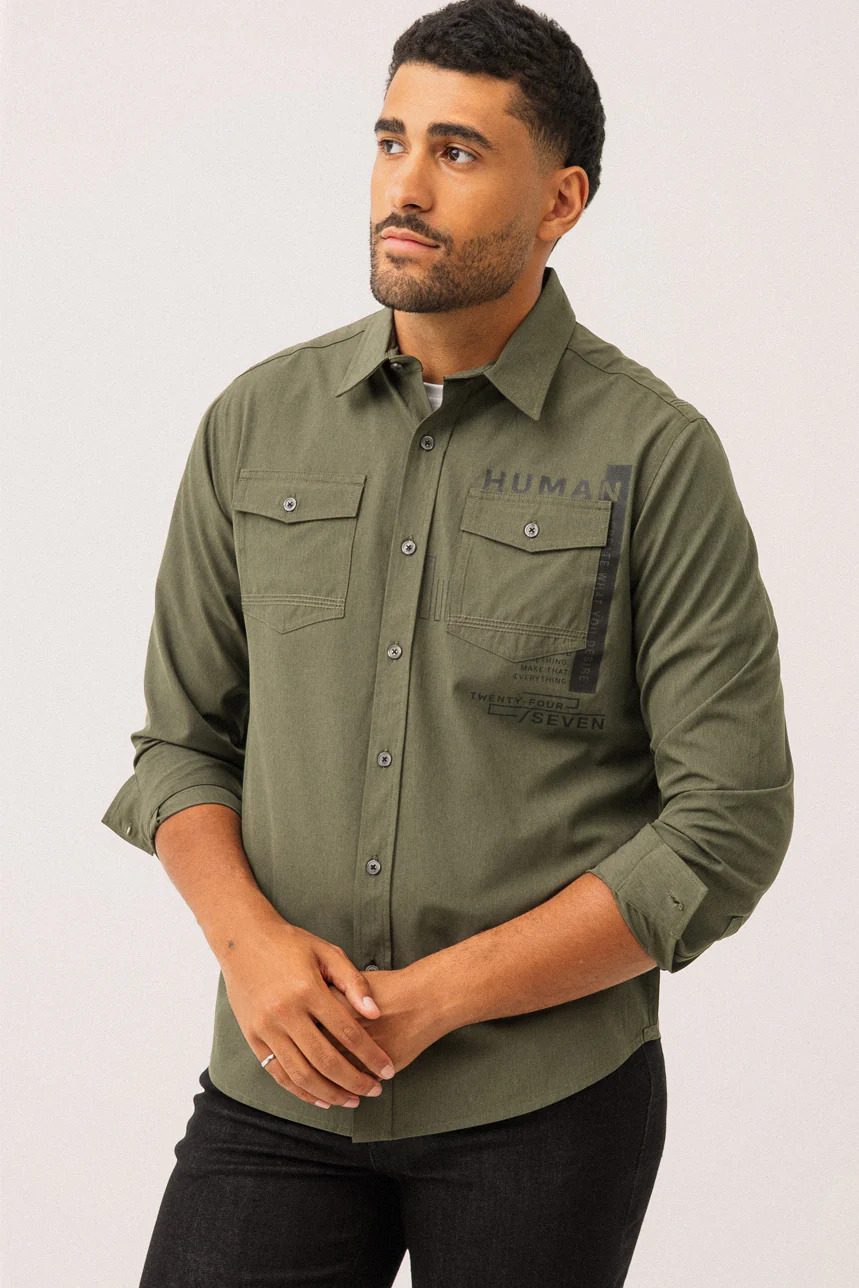 La chemise imprimée à l’avant à la poche gauche