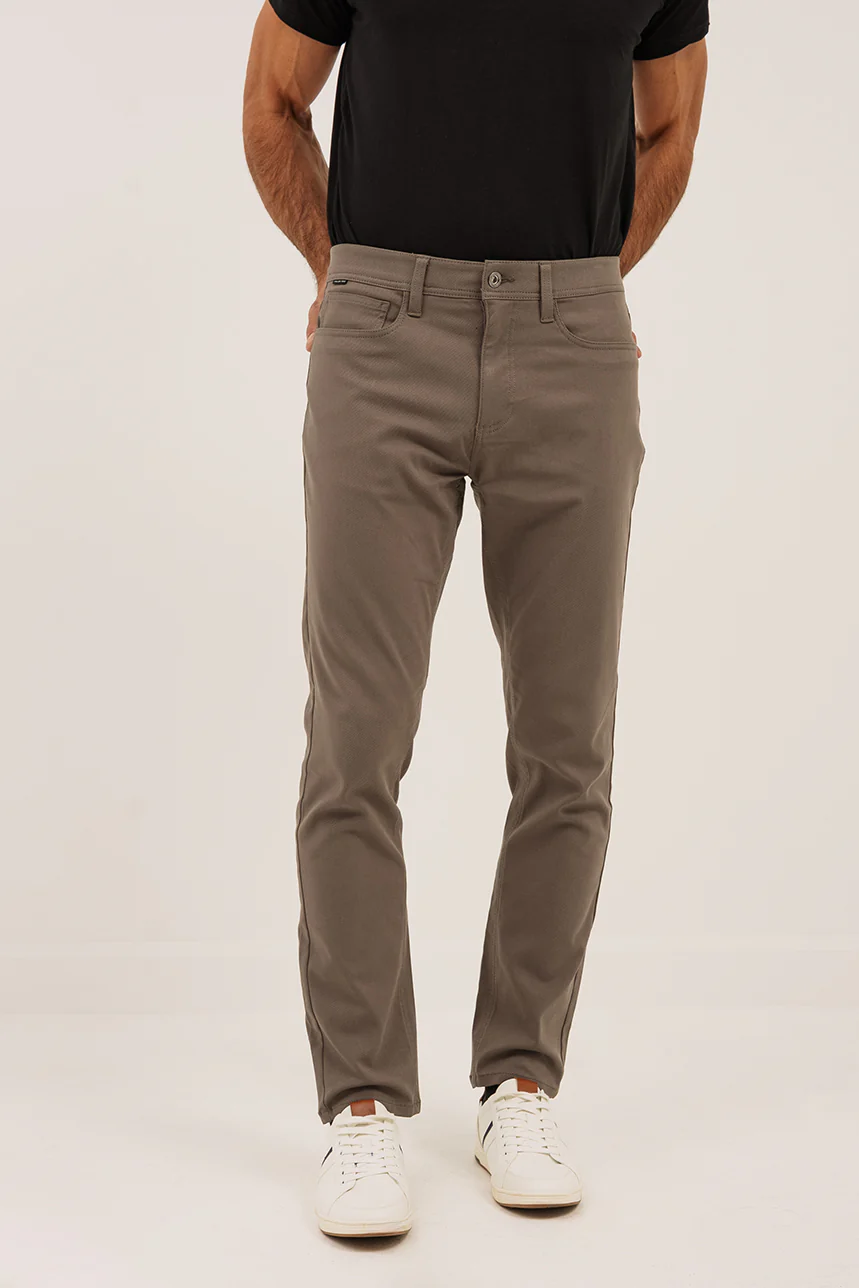 Le pantalon en sergé “Bungee Flex” | modèle classique