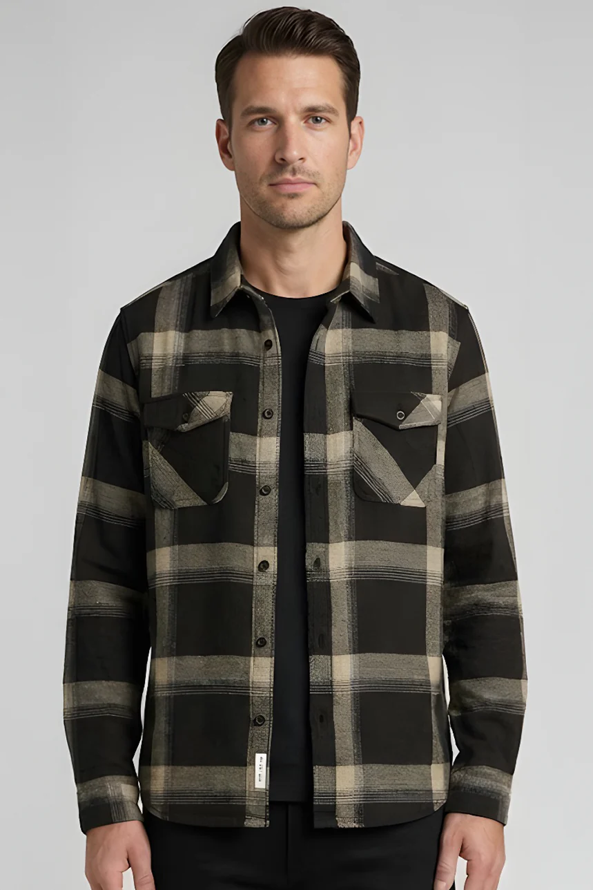 La chemise en flanelle à carreaux noire et beige