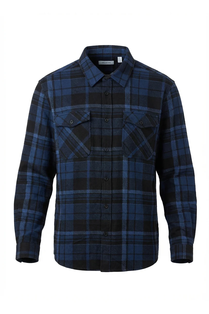 La chemise en flanelle à carreaux noire et bleu