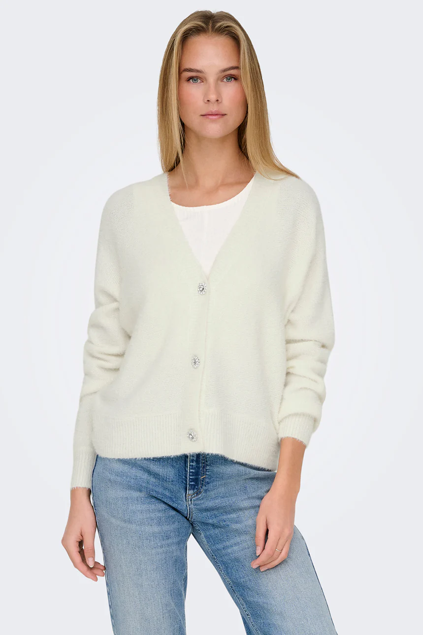 Le cardigan en tricot pelucheux avec boutons en bijou
