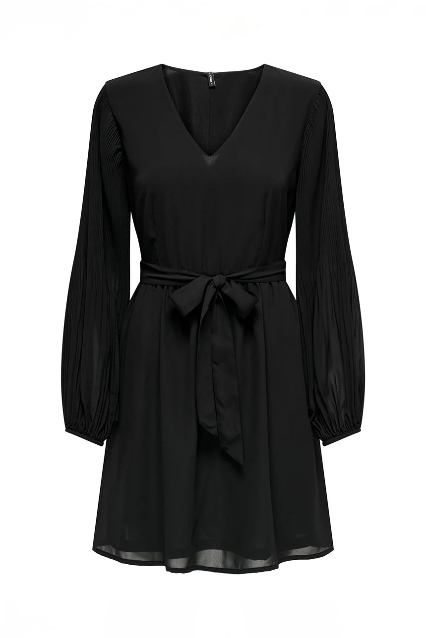 La robe en crêpe noir avec manches plissées soleil