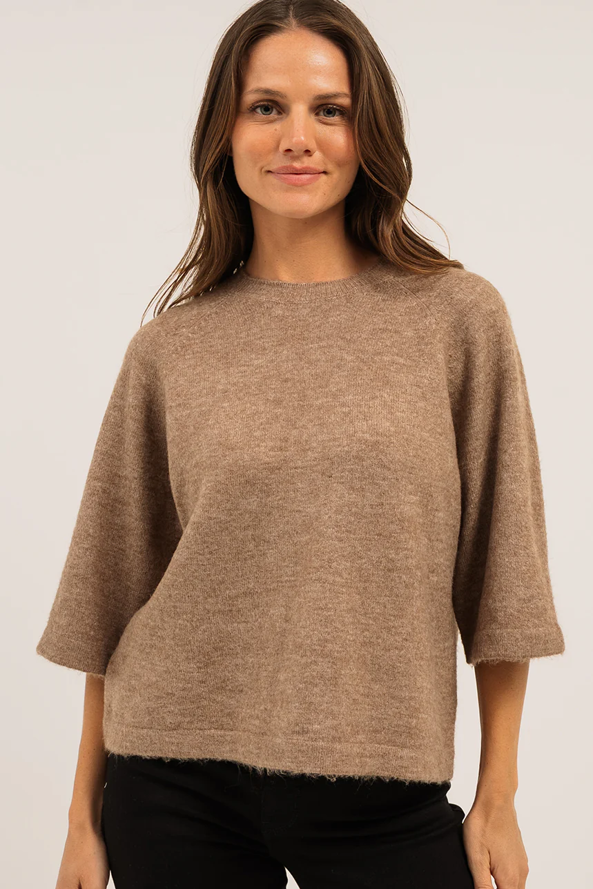 Le chandail en tricot à manches Raglan courtes