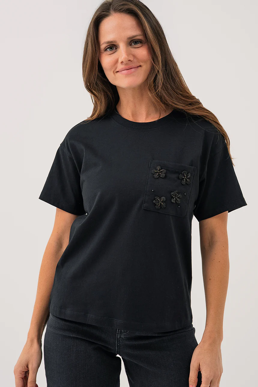 Le t-shirt noir avec poche perlée