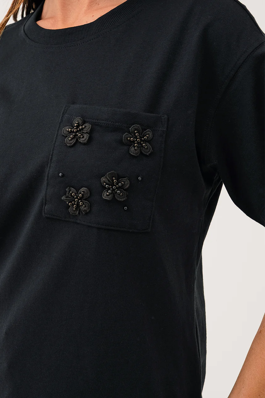 Le t-shirt noir avec poche perlée - Image 2