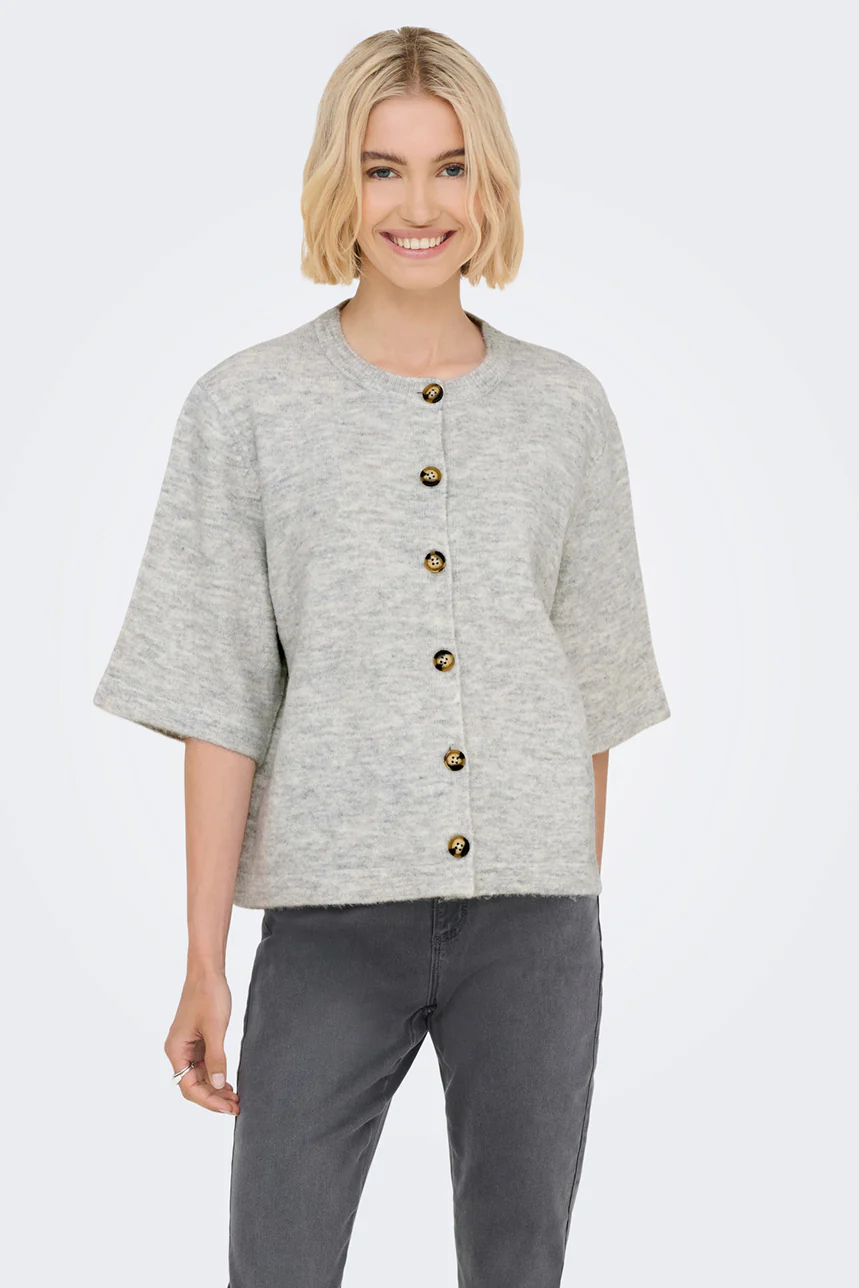 Le cardigan en tricot à manches courtes