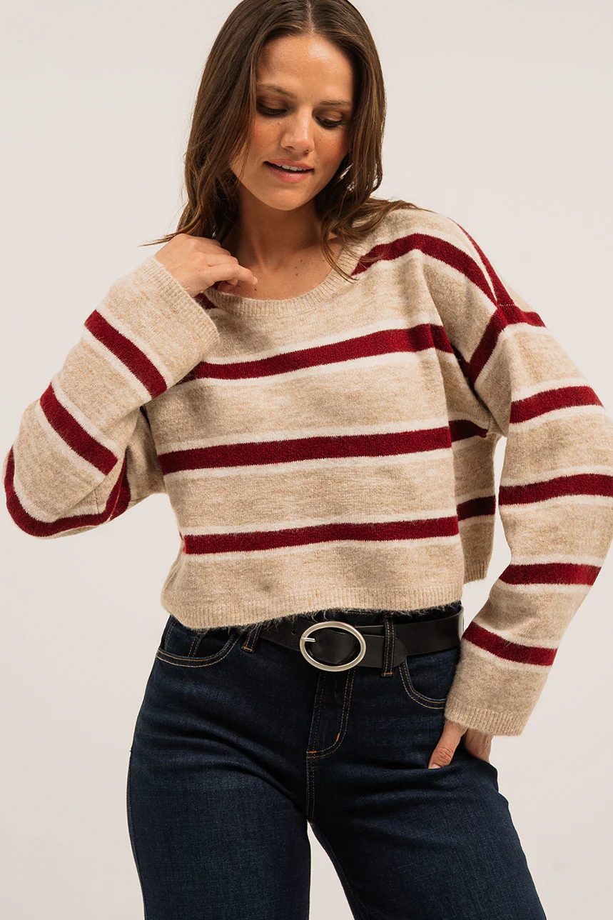 Le chandail en tricot léger beige et bourgogne