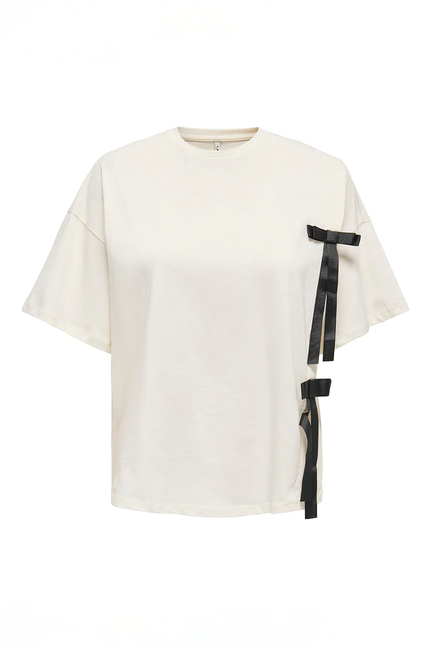 Le t-shirt blanc avec boucles noires