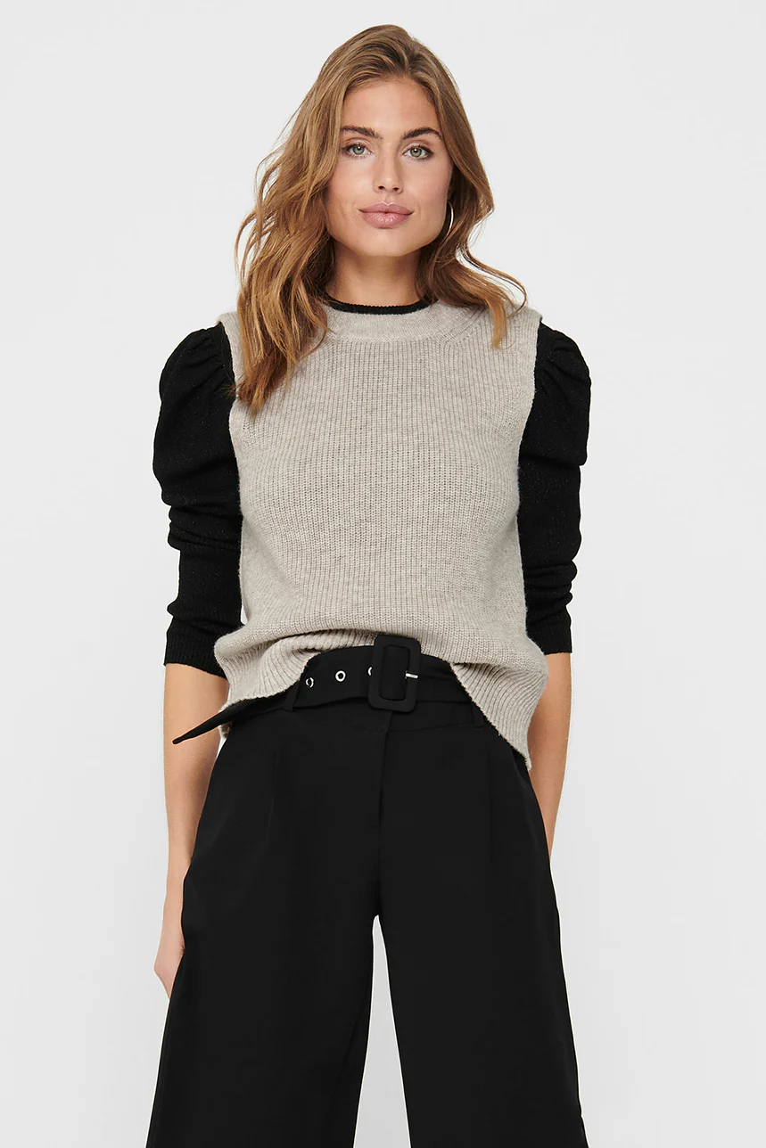 Le chandail sans manches en tricot beige