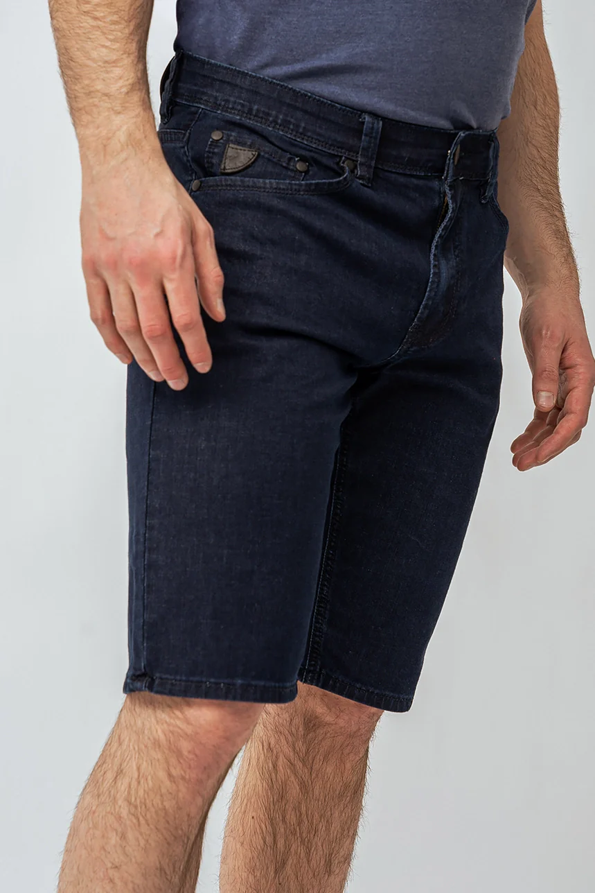 Le bermuda en denim extensible Lois | Modèle Jacob - Image 2
