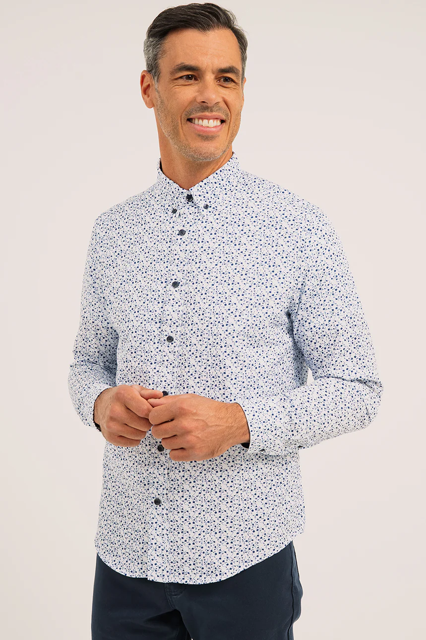 La chemise blanche à motif floral