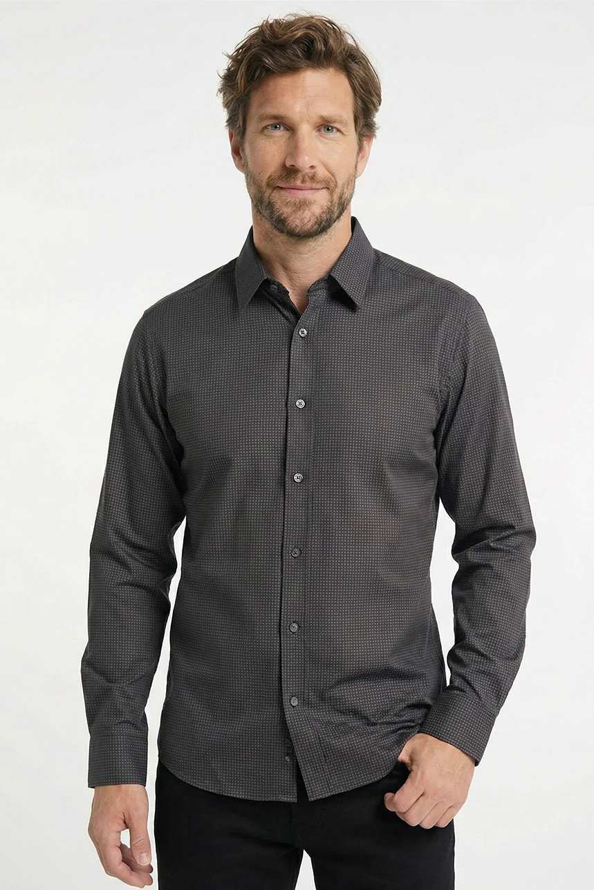 La chemise noire à motif carré répétitif