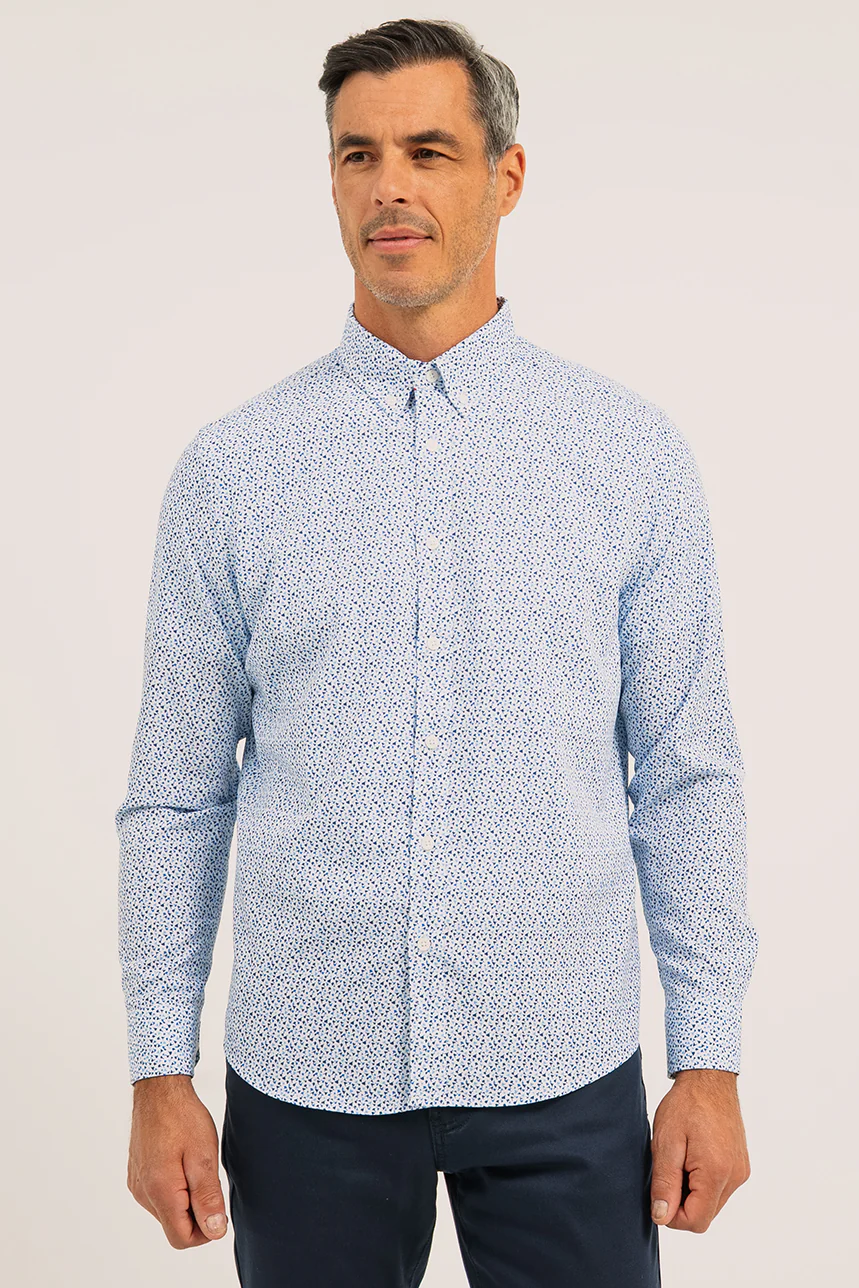 La chemise à petit motif bleuté