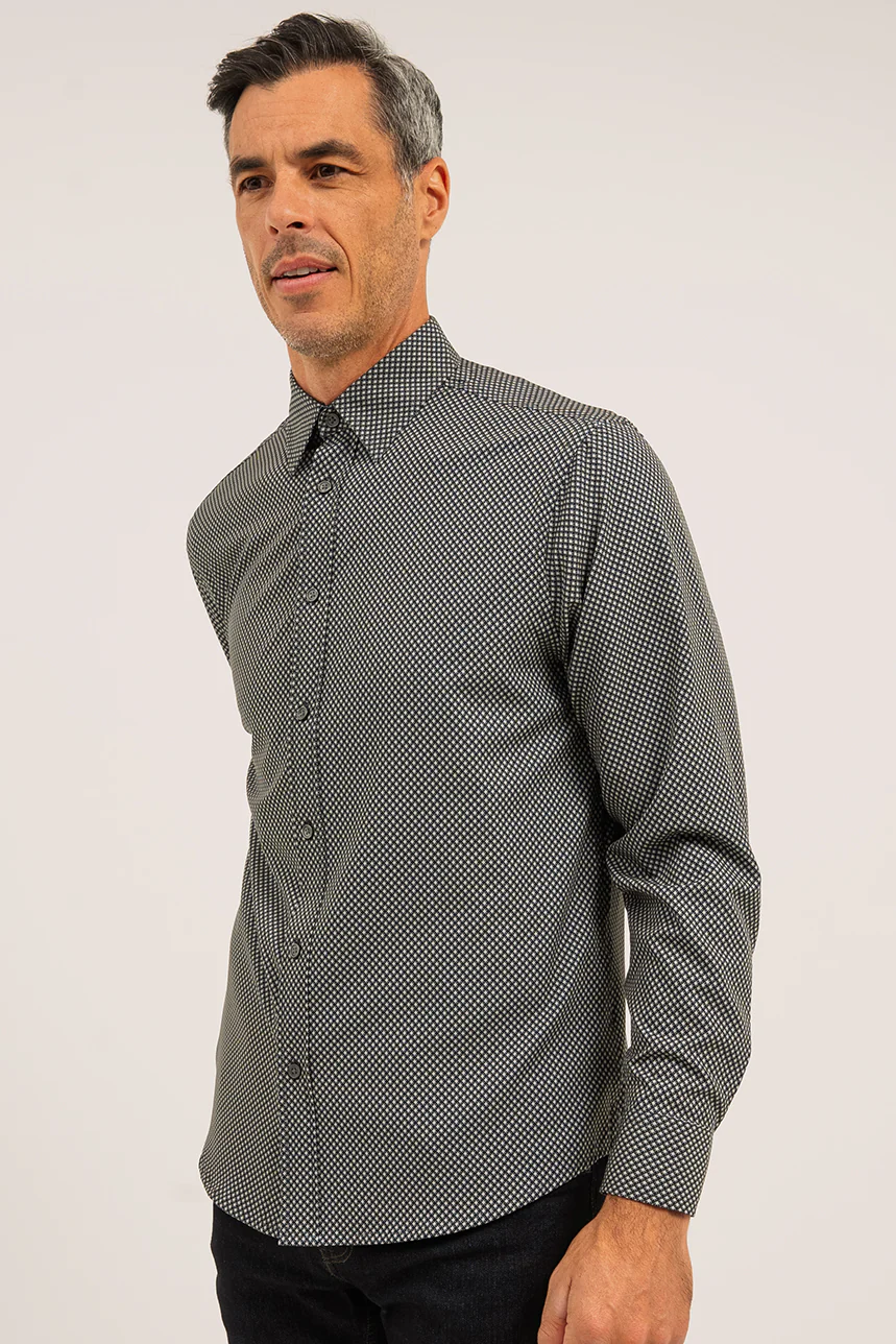 La chemise grise à motif géométrique