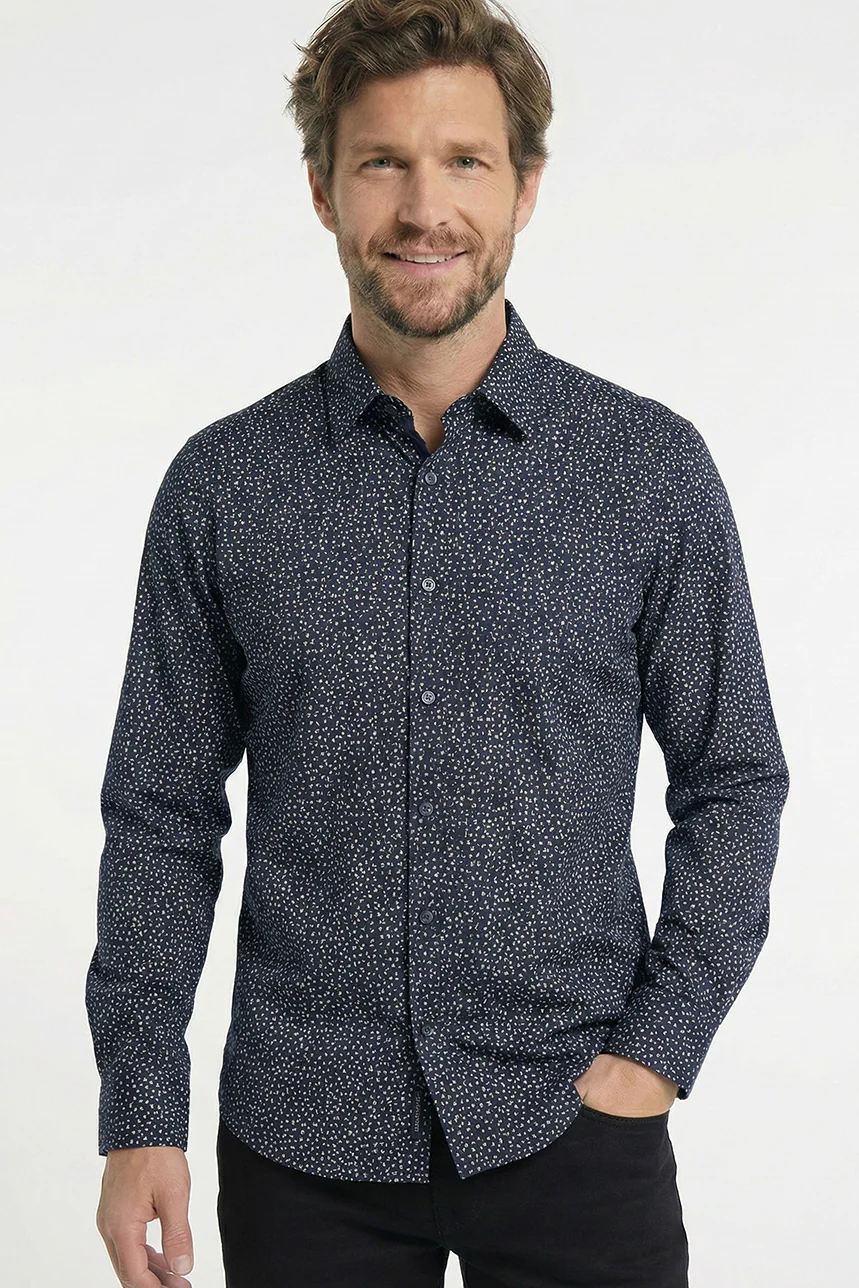 La chemise marine à motif abstrait
