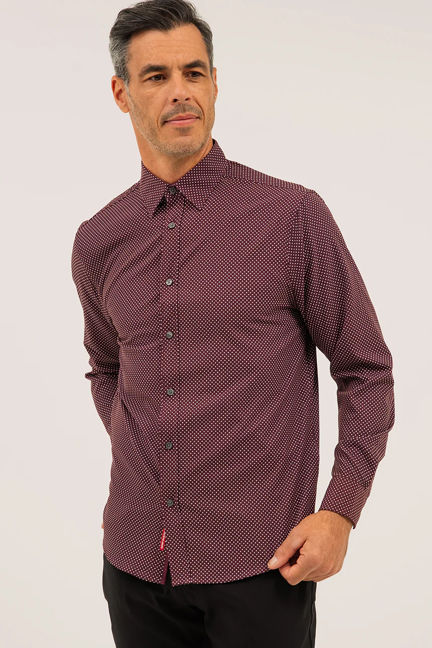 La chemise bordeaux à motif de petit losange