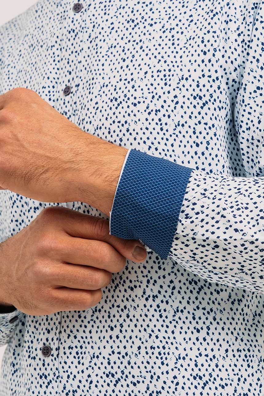 La chemise indigo à motif à pois abstrait - Image 2