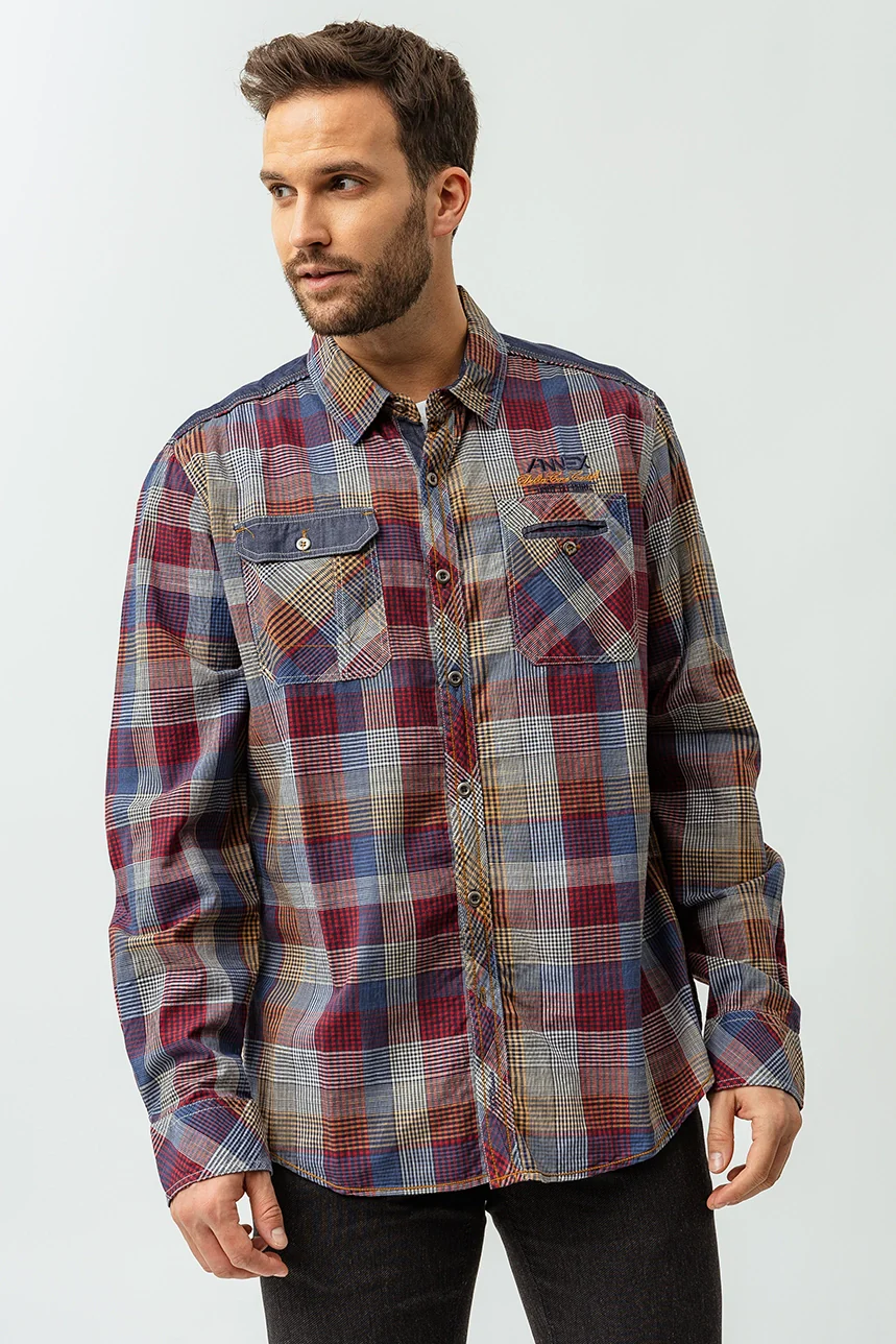 La chemise TXT à carreaux avec revers contrastés