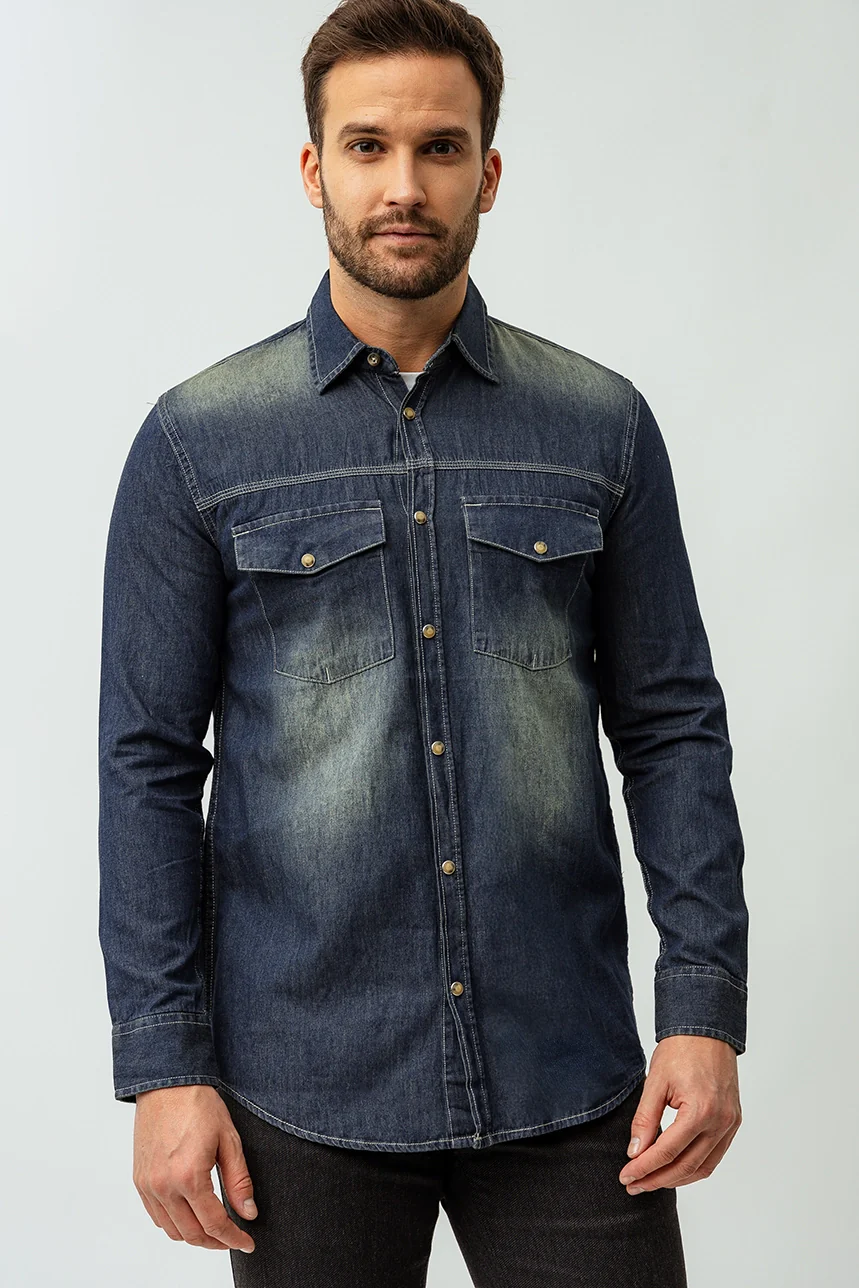 La chemise en denim délavé