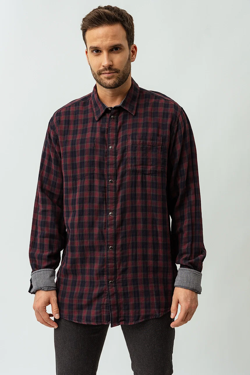La chemise à carreaux à revers contrastes